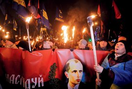 Na kyjevském Majdanu se objevily Banderovy portréty. Druhá strana ukrajinského konfliktu odpověděla snímkem, na němž je Bandera zachycen v uniformě wehrmachtu při fotografování s německými důstojníky.