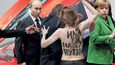 Femen, Putin a Merkelová na průmyslovém veletrhu v Hannoveru, 2013