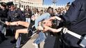 Vatikán, kradení Jezulátka. Protesty v jiných zemích bývají hodně brutální: policisté používají obušky, vláčejí členky Femenu rychle do ústraní. 