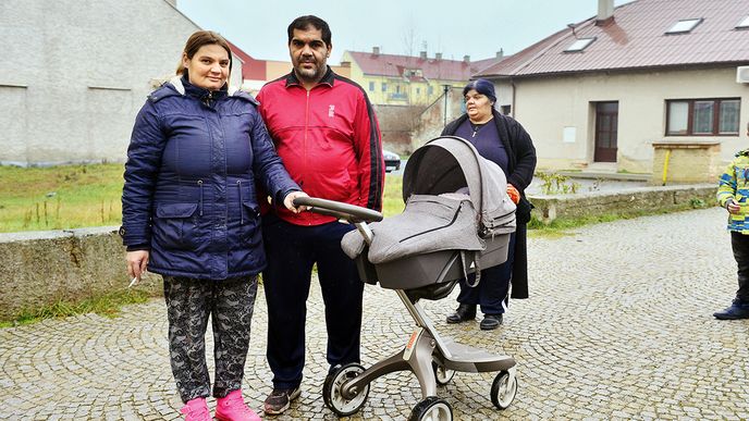 Petr Milko s rodinou. Účastník, útočník i oběť několika romských rvaček v Kojetíně za poslední rok.