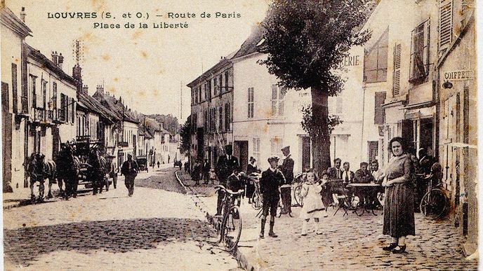 Hlavní ulice v Louvres. Tady spatřila tři Čechoslováky a jejich průvodce majitelka kavárny paní Cuminová.