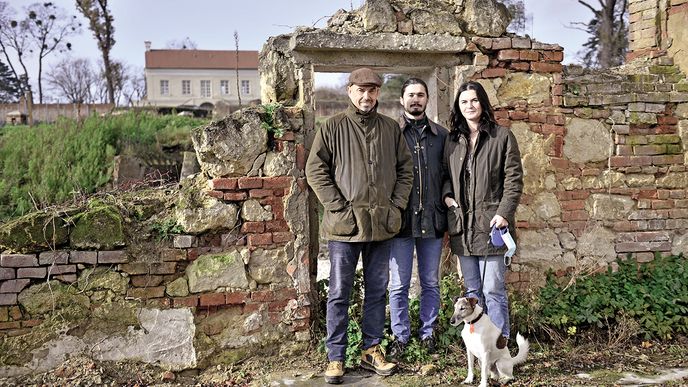 Petr Cibulka se synem a manželkou u svého vinohradu