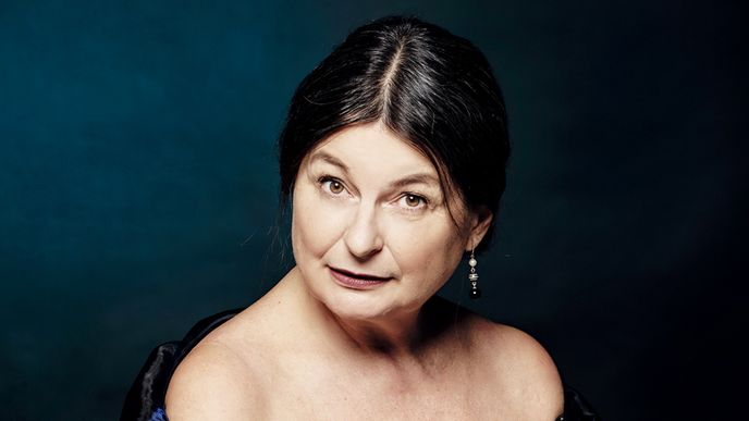Radka Denemarková pózuje jako její literární hrdinka Božena Němcová podle slavné podobizny od Václava Hellicha z roku 1845 Radka Denemarková pózuje jako její literární hrdinka Božena Němcová podle slavné podobizny od Václava Hellicha z roku 1845
