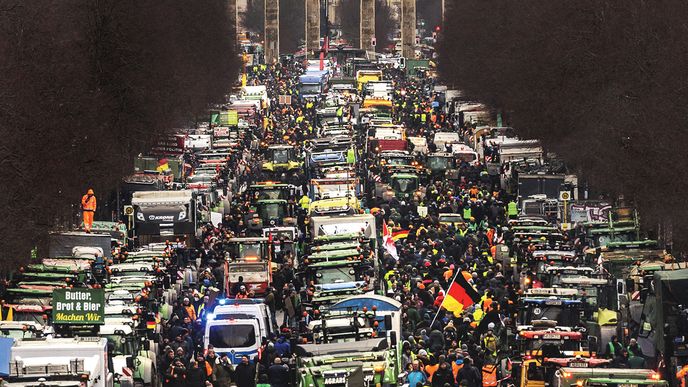 Napříč Evropou se šíří nespokojenost farmářů. Na snímku berlínský protest.