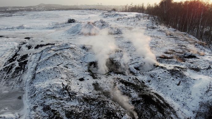Na kraji Ostravy hoří už léta pravděpodobně toxická halda. Navíc začíná ohrožovat skládku nebezpečného odpadu. Úřady i politici selhávají