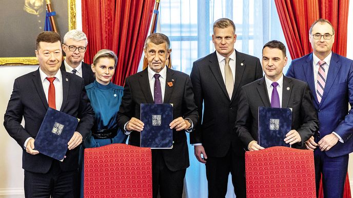 Jaké další dárečky vláda chystá, se dozvíme nejspíše z nového rozpočtu, který by měl do konce měsíce kabinet schválit a poslat do sněmovny. Při ohlášeném deficitu nad 300 miliard korun toho bude asi docela hodně. Jaké další dárečky vláda chystá, se dozvíme nejspíše z nového rozpočtu, který by měl do konce měsíce kabinet schválit a poslat do sněmovny. Při ohlášeném deficitu nad 300 miliard korun toho bude asi docela hodně.