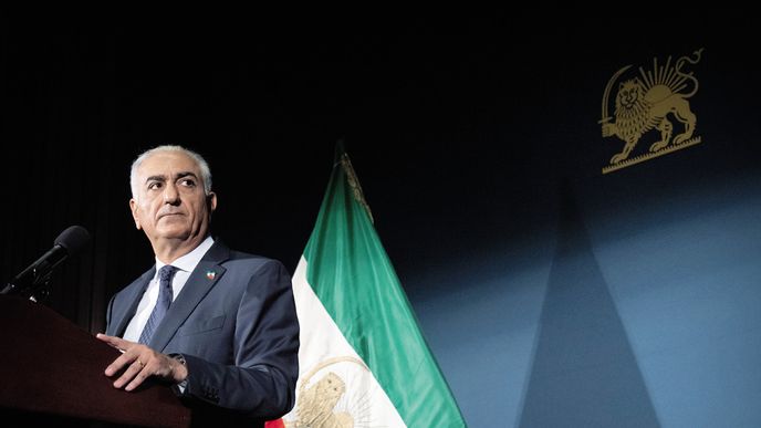 Zvláštní roli hraje Rezá Pahlaví, korunní princ a syn posledního šáha, žijící v USA. Ten se netají úmyslem normalizovat vztahy mezí Íránem a Izraelem, prosazuje ideu uzavření tzv. Kýrových dohod, podle vzoru Abrahámovských dohod mezi Izraelem a arabskými státy, a zdůrazňuje hluboké historické vazby mezi perským a židovským národem. Zvláštní roli hraje Rezá Pahlaví, korunní princ a syn posledního šáha, žijící v USA. Ten se netají úmyslem normalizovat vztahy mezí Íránem a Izraelem, prosazuje ideu uzavření tzv. Kýrových dohod, podle vzoru Abrahámovských dohod mezi Izraelem a arabskými státy, a zdůrazňuje hluboké historické vazby mezi perským a židovským národem.