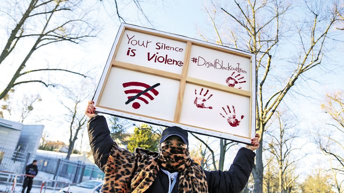 Demonstranti drží transparenty s nápisy „Vaše mlčení je násilí“ a „Digitální zatemnění Íránu“ během demonstrace na podporu probíhajících protestů v Íránu před íránským velvyslanectvím 11. ledna v Berlíně Demonstranti drží transparenty s nápisy „Vaše mlčení je násilí“ a „Digitální zatemnění Íránu“ během demonstrace na podporu probíhajících protestů v Íránu před íránským velvyslanectvím 11. ledna v Berlíně