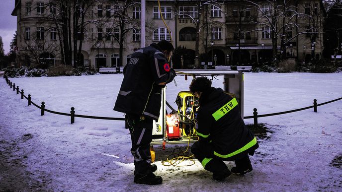 Dobrovolníci Spolkové agentury pro technickou pomoc (THW) rozsvěcují pouliční lampu napájenou generátorem poblíž náměstí Mexikoplatz po žhářském útoku organizace Vulkangruppe Dobrovolníci Spolkové agentury pro technickou pomoc (THW) rozsvěcují pouliční lampu napájenou generátorem poblíž náměstí Mexikoplatz po žhářském útoku organizace Vulkangruppe