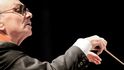 Ennio Morricone dirigující symfonický orchestr, to je záruka úspěchu. S taktovkou se představí také českému publiku: 9. února v pražské O2 Areně.