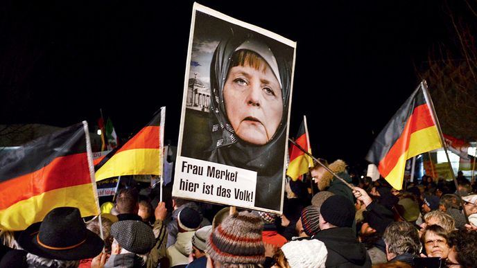 Kancléřka Angela Merkelová o demonstrantech Pegida řekla, že mají „chlad a nenávist v srdci“. Demonstranti ji za to zahalili do šátku. 