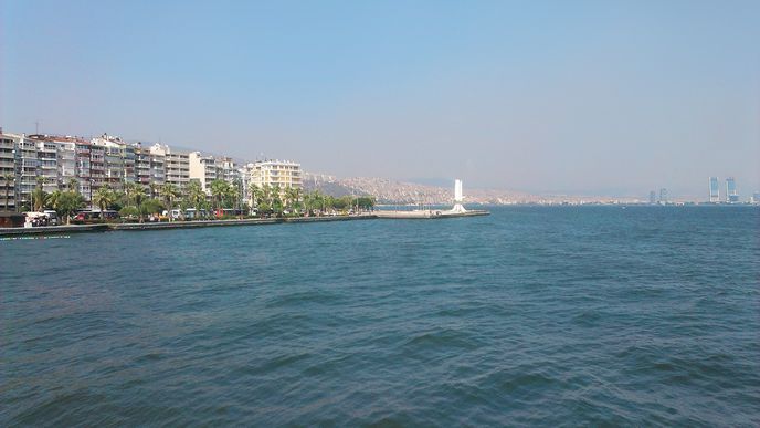 İzmir je možná nejmodernější turecké město. Jako  přirozené centrum tu funguje více míst, především čtvrtě Alsancak a Karşıyaka. Nejrušnější je Konak na jižním nábřeží.