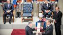 Andrej Kiska předává Štefanu Kleinovi státní vyznamenání