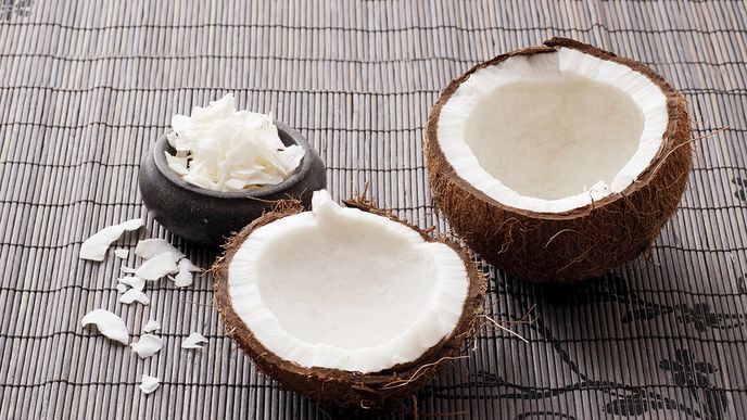Kokosový ořech je geniální surovina – vytěžíte z něj nejen dužinu, ale i vodu či hustou smetanu, která má široké využití