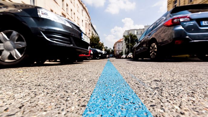 Modré pruhy v parkovacích zónách v Praze 1 namalovali na pokyn radnice slavní malíři, ale není to zadarmo.
