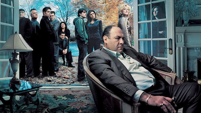 TONY SOPRANO SE VRACÍ. Televizní seriál společnosti HBO Rodina Sopranů (The Sopranos) byl vždycky především – jak český název napovídá – o rodině. A rodinné téma mafiánské ságy, bez níž by televizní seriály nikdy nevypadaly tak, jak vypadají dnes, pokračuje i nyní, více než dekádu po jejím ukončení. Mladší verzi Tonyho Soprana, jejž ztvárnil James Gandolfini (zesnulý v roce 2013), bude hrát v celovečerním prequelu k seriálu s názvem The Many Saints of Newark jeho syn, Michael Gandolfini.