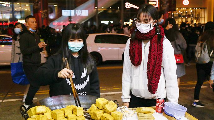 I prodavačky pouličního jídla v Hongkongu už nosí roušky