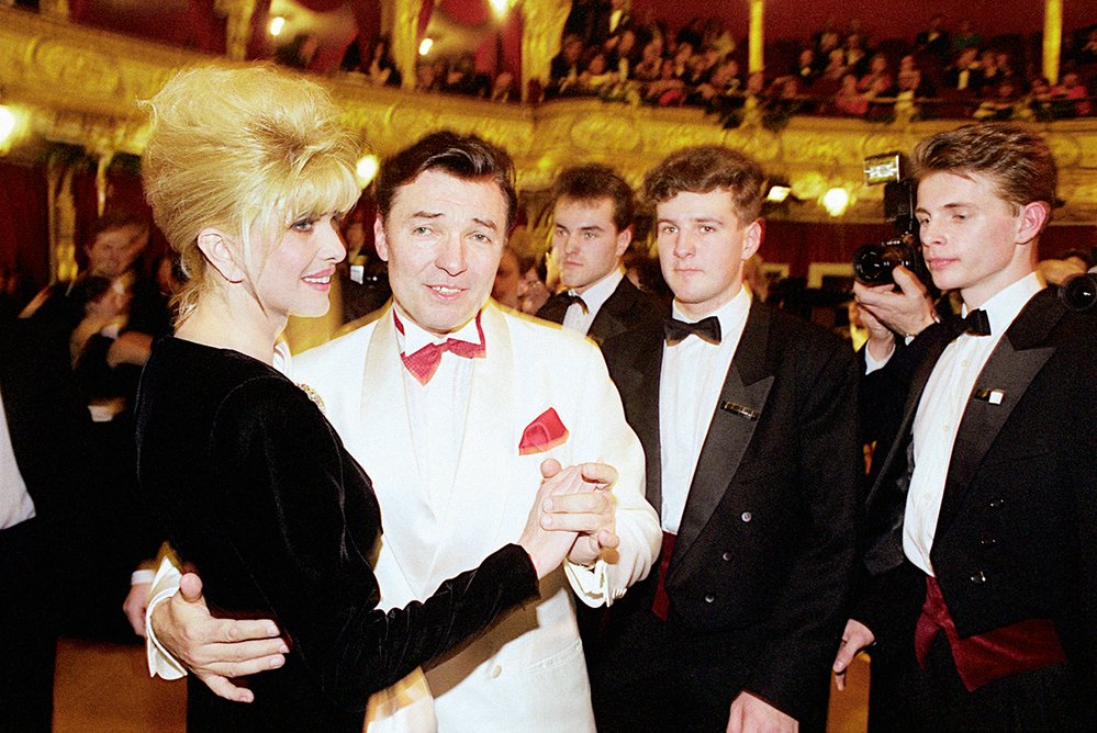Po mnoha desetiletích obnovený Ples v opeře se ve Smetanově divadle poprvé konal 8. února 1992 – patronkou se stala Ivana Trumpová, s níž si zatančil i Karel Gott