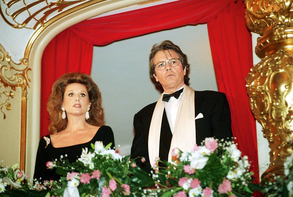 V roce 1993 se Plesu v opeře zúčastnil i francouzský herec Alain Delon, doprovázela ho Zuzana Mausová, konzulka ve Švýcarsku