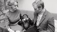 Bruslí celá rodina. Eva Romanová s manželem Jackiem Grahamem a šimpanzem, který s nimi vystupoval v lední revue.
