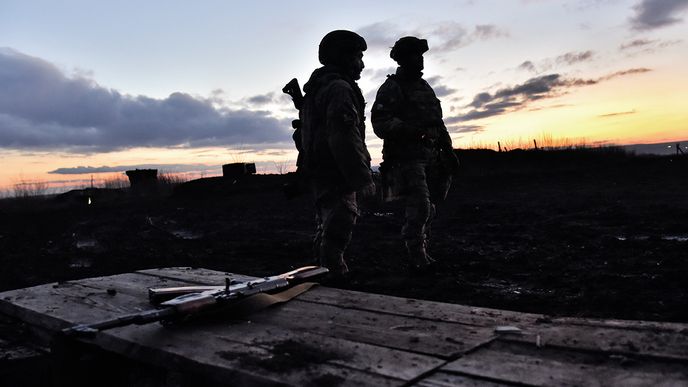 Ukrajinští vojáci vyhlížejí nepřítele na druhé straně fronty. Zatím většinou jen vyhlížejí.