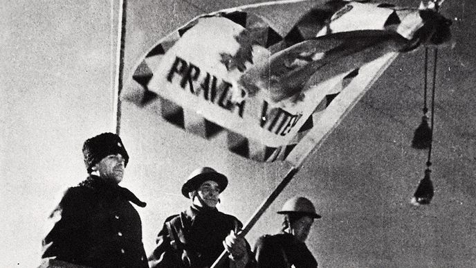 Na frontu v lednu 1943 odjížděla čs. jednotka z Buzuluku s bojovou zástavou, kterou v těžkých bojích donesla až do Prahy…