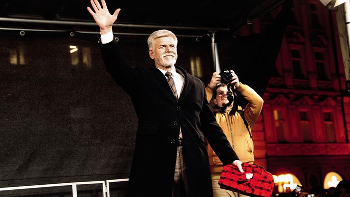 Petr Pavel na pražském Staroměstském náměstí, kde měl velkolepé finále kampaně