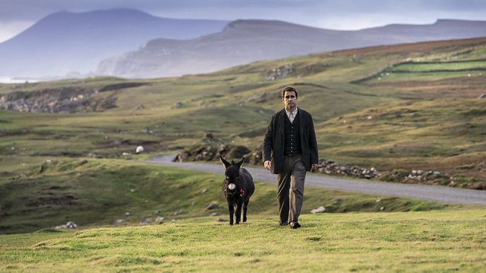 Pádraic (Colin Farrell), jeho oslice Jenny a irská krajina hrající všemi odstíny zelené