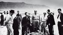 Skupina atomových vědců v poušti u Alamogorda v Novém Mexiku na místě prvního testovacího jaderného výbuchu na světě, červenec 1945