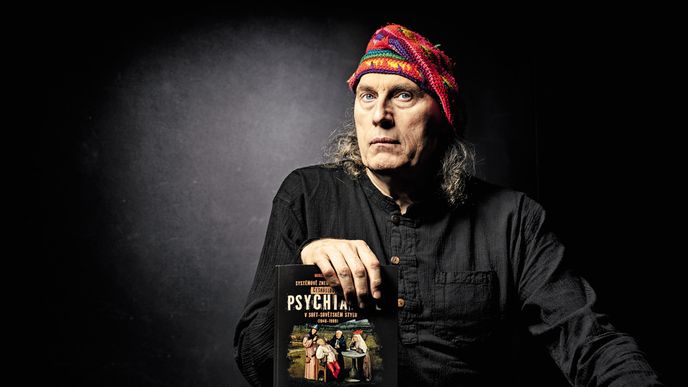 Miroslav Vodrážka v Ústavu pro studium totalitních režimů sdílí kancelář s historikem Petrem Blažkem Miroslav Vodrážka v Ústavu pro studium totalitních režimů sdílí kancelář s historikem Petrem Blažkem