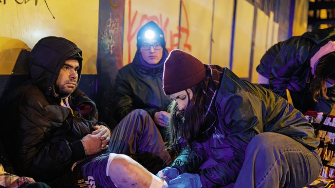 Marie Karešová ošetřuje u hlavního nádraží v Brně vyrážku bezdomovci Jiřímu. Medici na ulici mu víc pomoci nemůžou a pan Jiří jde následující den do nemocnice. Marie Karešová ošetřuje u hlavního nádraží v Brně vyrážku bezdomovci Jiřímu. Medici na ulici mu víc pomoci nemůžou a pan Jiří jde následující den do nemocnice.