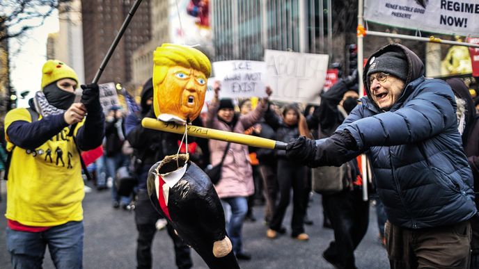 Protest proti Imigračnímu a celnímu úřadu (ICE) a vojenské intervenci USA ve Venezuele z 10. ledna v Chicagu Protest proti Imigračnímu a celnímu úřadu (ICE) a vojenské intervenci USA ve Venezuele z 10. ledna v Chicagu