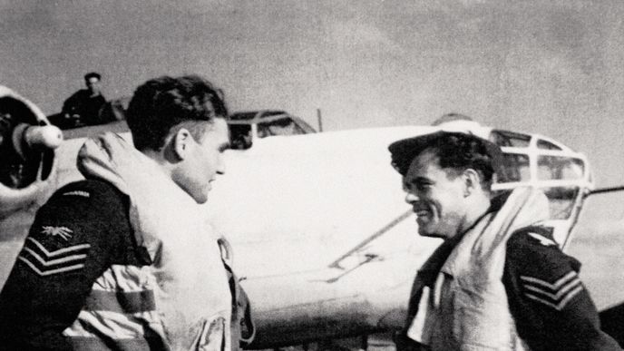 Jiří Pavel Kafka (vlevo) létal u 311. čs. bombardovací peruti Jiří Pavel Kafka (vlevo) létal u 311. čs. bombardovací peruti