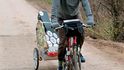 Jan Jícha objíždí vesnice v létě  na kole, v zimě na běžkách