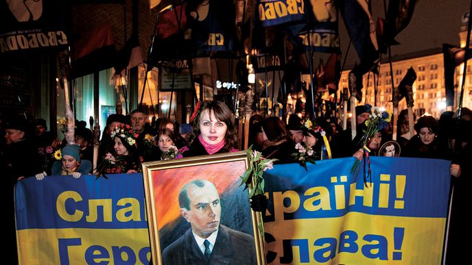 Banderu vyšlo uctít do ulic Kyjeva asi 15 tisíc Ukrajinců