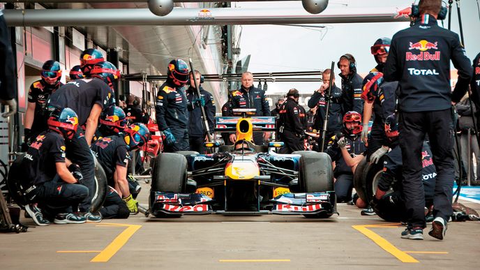 Nejrychlejší výměnu pneumatik zvládli mechanici týmu Red Bull. Při Velké ceně v Austinu se kola na formuli 1 Sebastiana Vettela vyměnila za 1,923 sekundy! Překonal se tak rekord 2,312 sekundy, který do té doby držel McLaren.