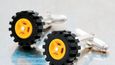 Největším výrobcem pneumatik na světě není žádný gumárenský gigant, ale dánský výrobce hraček Lego. Nejmenší stavebnicový díl měří 1,27 centimetru a největší přes deset. První pneumatiky Lego obulo na stavebnici 400 v roce 1962.