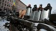 Ukořistěné štíty jednotek Berkut, obdoby ruských rozhaněčů demonstrací OMON