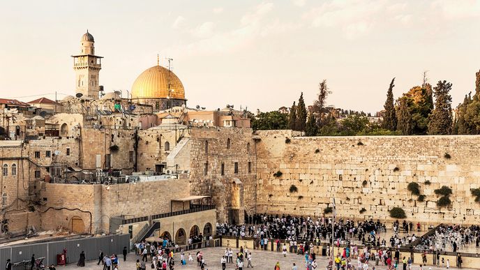 „Poté, co v roce 1948 panarabská koalice dobyla jeruzalémské Staré Město, jordánská správa zakázala Židům přístup k posvátným místům a křesťanům jej velmi ztížila. Stará bitva o Jeruzalém byla bitvou o přístup. Nová bitva je o samotnou existenci náboženských míst,“ říka Gold.