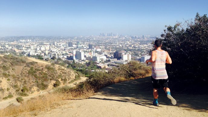Běžci  v Hollywood Hills mají Los Angeles jako na dlani 