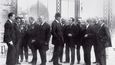 Vedení domácího odboje jedná v říjnu 1918 v Ženevě s Edvardem Benešem (třetí zprava), lid doma zatím předčasně vyhlašuje republiku. Šámal druhý zprava, Karel Kramář uprostřed, v klobouku.