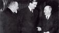 V roce 1935 s Benešem a britským ministrem zahraničí Anthonym Edenem, tehdy ještě appeaserem