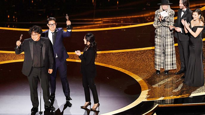 Vítězové letošních Oscarů: tvůrci Parazita si odnesli sošky ve čtyřech kategoriích, včetně té nejcennější za Nejlepší film
