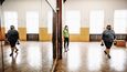 Místo velké tělocvičny se švédskými bednami se cvičí v Olivovně ve světlých místnostech se zrcadly pod dohledem přívětivé trenérky