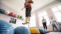 V Olivovně vedou kondiční cvičení a pohybové aktivity odborní fyzioterapeuti, vždy jsou přizpůsobené stavu a schopnostem dítěte