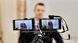 Na upalování naštěstí nedošlo. Na Rajchlově semináři o covidu se bojovalo za pravdu Na upalování naštěstí nedošlo. Na Rajchlově semináři o covidu se bojovalo za pravdu