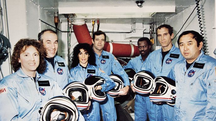 Posádka raketoplánu Challenger krátce před startem (zleva): učitelka Christa McAuliffová, astronauti Gregory Jarvis a Judith Resniková, velitel mise Francis Scobee, astronaut Ronald McNair, pilot Michael Smith a astronaut Ellison Onizuka Posádka raketoplánu Challenger krátce před startem (zleva): učitelka Christa McAuliffová, astronauti Gregory Jarvis a Judith Resniková, velitel mise Francis Scobee, astronaut Ronald McNair, pilot Michael Smith a astronaut Ellison Onizuka