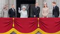 Britská královská rodina v roce 2012 během oslav šedesátého výročí korunovace královny Alžběty (zleva Camilla Bowlesová, princ Charles, královna, princ William, jeho manželka Kate Middletonová a princ Harry)