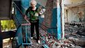 Raisa Fjodorovna Eljusejevová (75) sbírá, to, co zbylo z jejího bytu, poté, co byl jejich dům zničen v bojích v Mykolajivce poblíž Slavjansku 