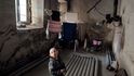 Šestiletý Arťom žije v improvizovaném úkrytu ve sklepení Kulturního domu v Petrovce na okraji Doněcku už od léta 